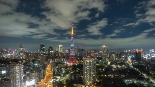 ライトアップされた夜の東京タワー, 東京 (© Najjsiri Nimyizhune/Getty Images)
