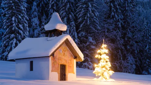 Kapelle und Weihnachtsbaum in winterlicher Landschaft, Elmau, Bayern (© Michael Thaler/Shutterstock)