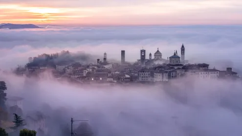Città Alta di Bergamo avvolta dalla nebbia, Lombardia (© Gambarini Gianandrea/Shutterstock)