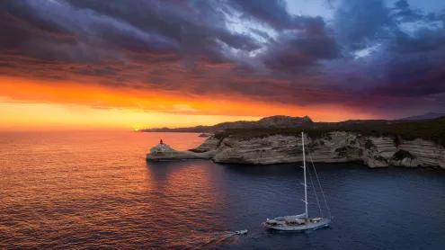 Coucher de soleil à Bonifacio, Corse, France (© Wirestock/Getty Images)