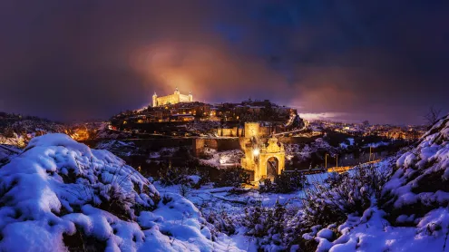 Luces de Toledo encendidas tras una tormenta de nieve (© Cavan Images/Getty Images)