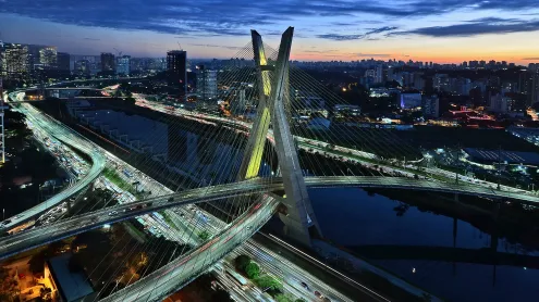 Ponte Estaiada, São Paulo, SP (© Carlos Alkmin/Getty images)