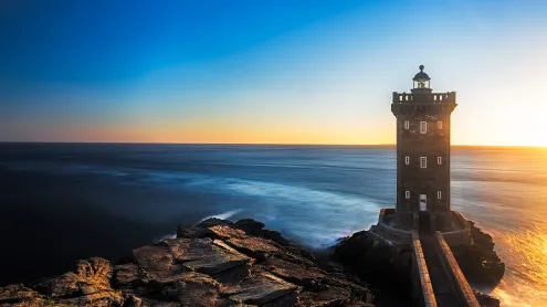 Le phare de Kermorvan au coucher de soleil, Bretagne, France (© Fisfra/Getty Images)