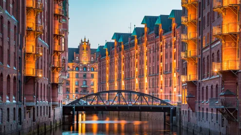 Speicherstadt in der Dämmerung, Hamburg (© bluejayphoto/Getty Images)