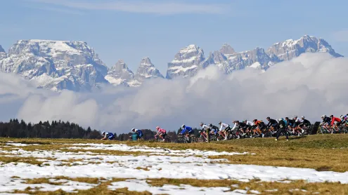 Giro d'Italia, Ciclisti sulle Dolomiti (© Tim de Waele/Staff/Getty Images)