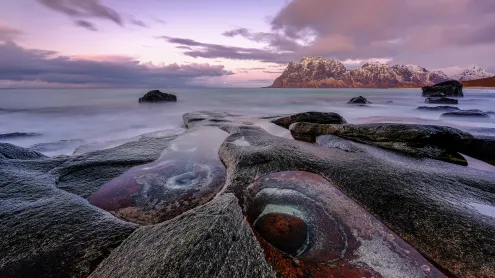 La formación rocosa “Ojo del Dragón” en la playa de Uttakleiv, Noruega (© reisegraf/Getty Images)