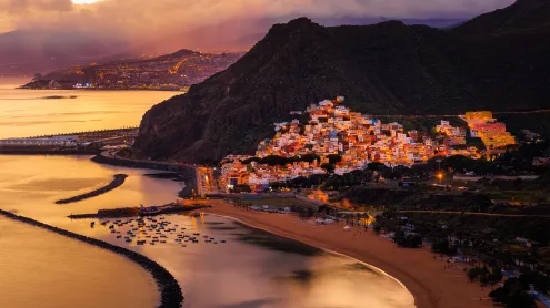 Vista del atardecer de San Andrés y Playa de Las Teresitas, Tenerife (© EP-stock/Getty Images)