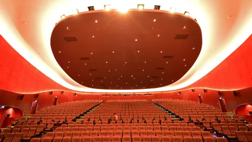 Innenansicht des Hauptsaals des Kinos Zoo Palast in Berlin (© dpa picture alliance/Alamy)