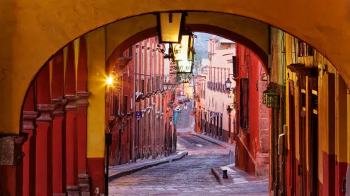 Colonnade in San Miguel de Allende, Guanajuato, Mexico (© Mint Images/Getty Images)