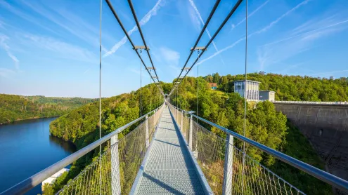 Titan RT - Fußgänger-Hängebrücke über Rappbodetalsperre und Rappbode im Nationalpark Harz, Sachsen-Anhalt (© Sander Meertins/Getty Images)