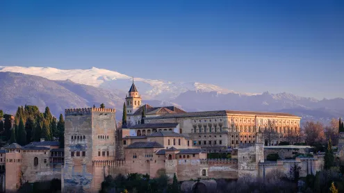 La Alhambra vista desde el Albaicín, Granada, Andalucía (© Antonio Violi/Alamy)