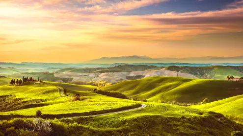 Colline ondulate al tramonto, Toscana (© StevanZZ/Getty Images)