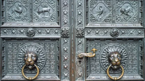 Eingangsbereich des Kölner Doms, Nordrhein‑Westfalen (© ALFSnaiper/Getty Images)
