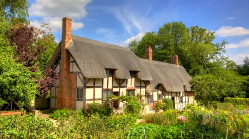 Anne Hathaway's cottage and garden, Stratford-upon-Avon, England (© David Steele/Shutterstock)