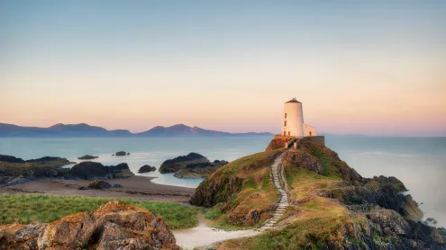 Tŵr Mawr Lighthouse, Ynys Llanddwyn, Anglesey, Wales (© Lukas Bischoff/Getty Images)