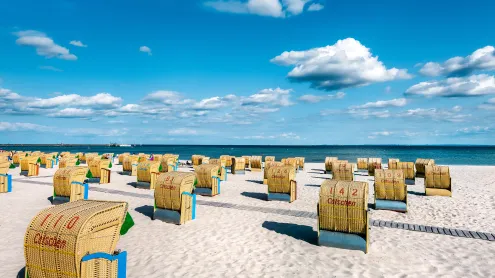 Strandkörbe am Ostseestrand von Grömitz, Schleswig‑Holstein (© Sabine Lubenow/Image Professionals GmbH/Alamy)