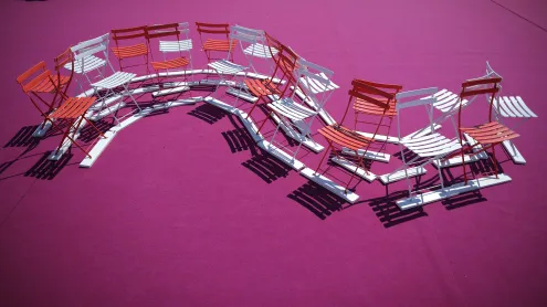 Des chaises attendent l'arrivée des célébrités et des cinéphiles au Festival de Cannes (© Christopher Furlong/Getty Images)