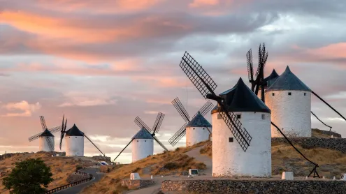 Molinos de Consuegra al amanecer, Castilla-La Mancha (© Paulo Costa/Getty Images)
