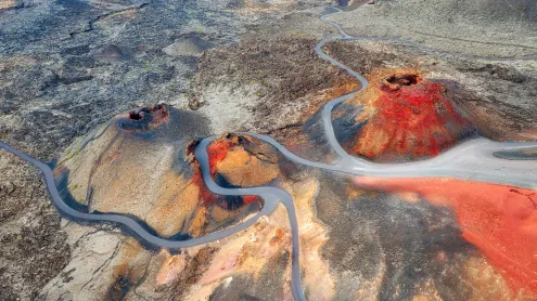 Volcanes en el Parque Nacional De Timanfaya en Lanzarote, Islas Canarias, España (© Lukas Bischoff/Getty Images)