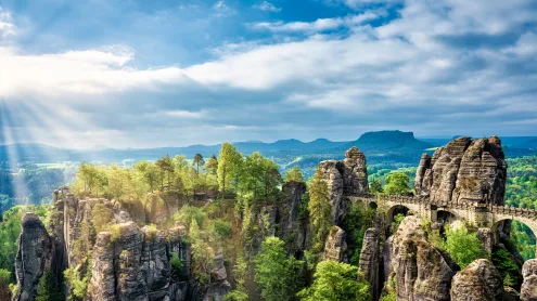 Elbsandsteingebirge und Basteibrücke im Nationalpark Sächsische Schweiz, Sachsen (© Harald Nachtmann/Getty Images)