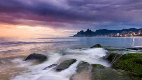 Pôr do sol na praia de Ipanema, Rio de Janeiro, Brasil. Vista para as praias de Ipanema e Leblon, Morro Dois Irmãos e Pedra da Gávea (© Anton Petrus/Getty Images)