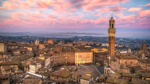 Paesaggio di Siena al tramonto, con Piazza del Campo e Torre del Mangia (© Hani Santosa/Getty Images)
