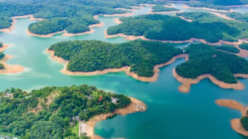 Dam, lake and mountains in Kerala (© Pranavan Shoots/Shutterstock)