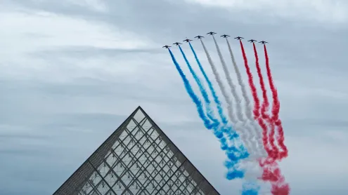 La Patrouille de France au-dessus de la pyramide du Louvre pendant la cérémonie du 14 juillet, Paris (© Aurélien Meunier/Getty Images)