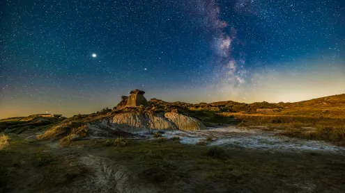 Summer Milky Way over the badlands formations at Dinosaur Provincial Park, Alberta, Canada (© Alan Dyer/Stocktrek Images/Getty Images)