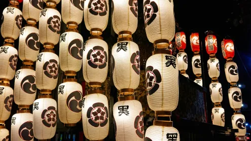 提灯で飾られた山鉾, 京都府 京都市 (© Cameron Hilker/Alamy Stock Photo)