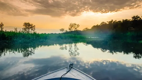 Vista de um barco na Amazônia (© StreetFlash/Getty Images)