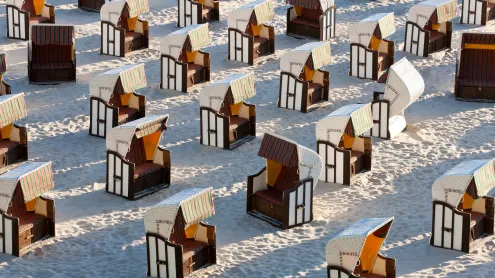 Strandkörbe auf der Insel Rügen, Deutschland (© Peter Adams/Getty images)