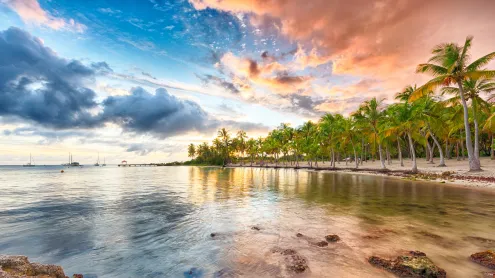 Coucher de soleil sur la plage de l'Anse Champagne à Saint-François, Guadeloupe, Caraïbes (© Fyletto/Getty Images)
