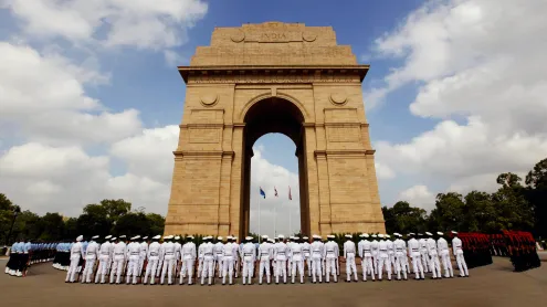Defence personnel pay tribute to Kargil martyrs (© Hindustan Times/Contributor/Getty images)