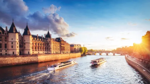 Coucher de soleil sur la Seine avec la Conciergerie, Paris (© Britus/iStock/Getty Images Plus)