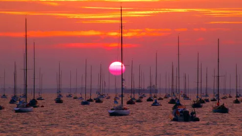 Cowes Harbour, Cowes, Isle of Wight, England (© LyonesseImages/Alamy Stock Photo)