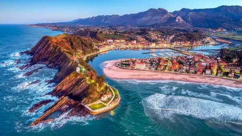 Atardecer en Ribadesella, Asturias, España (© StockPhotoAstur/iStock/GettyImagesPlus)