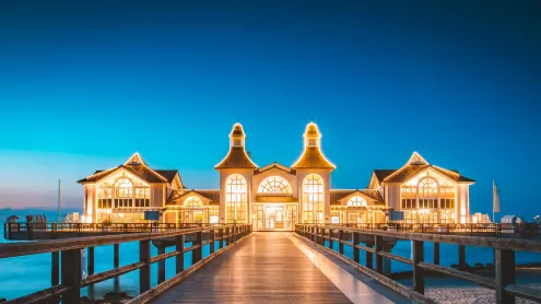 Sellin Seebrücke, Sellin, Rügen (© SW Travel Imagery/Alamy Foto de stock)