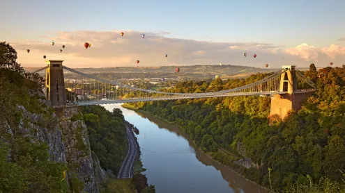 Clifton Suspension Bridge during the Bristol Balloon Fiesta, Bristol (© robertharding/Adobe Stock)