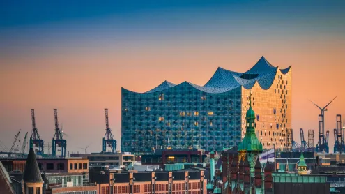 Luftaufnahme der Elbphilharmonie in Hamburg (© Michael Abid/Alamy)