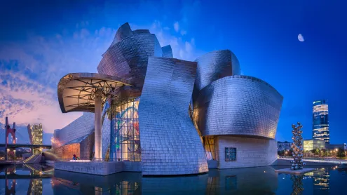 Anochecer en el Museo Guggenheim, Bilbao, País Vasco (© Dleiva/Alamy Stock Foto)