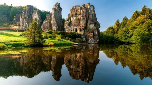 Externsteine im Teutoburger Wald, Nordrhein-Westfalen (© MoJoLo/Panther Media GmbH/Alamy Stock Photo)
