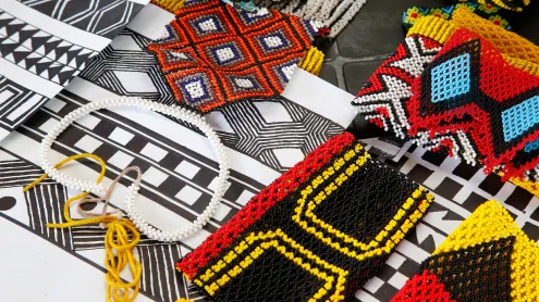 Artesanato indígena brasileiro exposto para venda em feira ao ar livre (© Ricardo Lima/Getty Images)