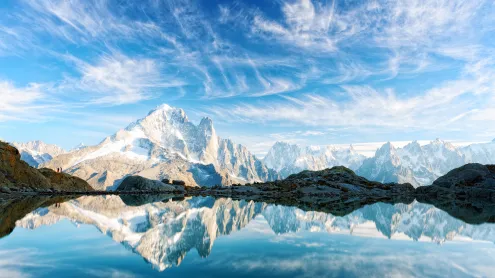 Reflet du ciel sur le lac Blanc, Alpes françaises, Monte Bianco en arrière-plan, Chamonix (© Smitt/Getty Image)