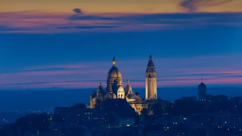 Montmartre e a Basílica de Sacré-Cœur, Paris, França (© Tuul & Bruno Morandi/Getty Images)