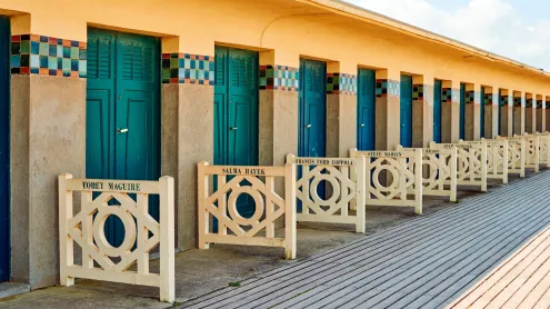 Cabines de plage à Deauville, France (© Skayamauritius images GmbH/Alamy Stock Photo)