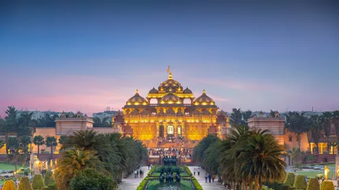 Akshardham Temple at night (© Sean3810/iStock/Getty Images Plus/Getty Images)