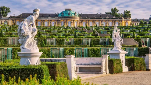 Schloss Sanssouci, Schlosspark, Potsdam, Brandenburg (© Günter Gräfenhain/Alamy)