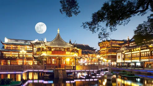 月圆之夜的豫园，上海，中国 (© zyxeos30/Gettyimages)