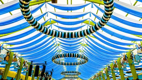 Menschen im „Spaten“-Bierzelt auf dem größten Volksfest der Welt, Oktoberfest 2017, München, Bayern (© FooTToo/Getty Images)